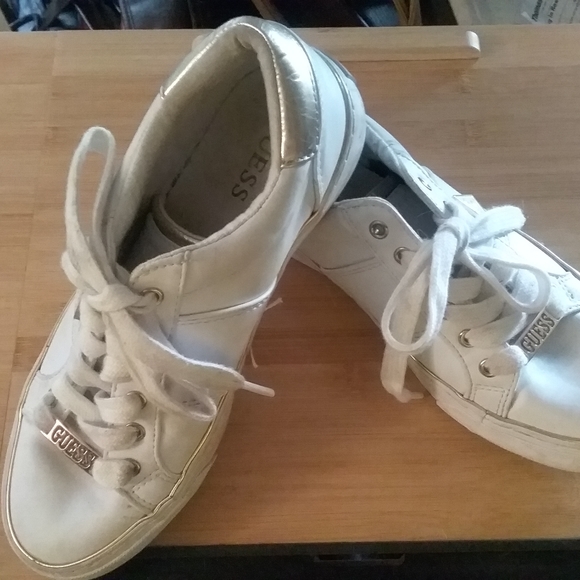 White and gold guess running shoes - Picture 2 of 8